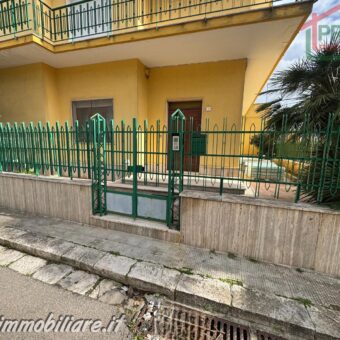 Piano terra in bifamiliare ampi metratura con garage e scoperto