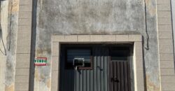 Garage con scoperto retrostante in zona centrale