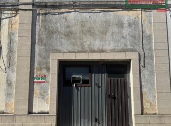 Garage con scoperto retrostante in zona centrale