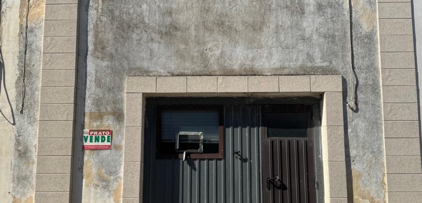 Garage con scoperto retrostante in zona centrale