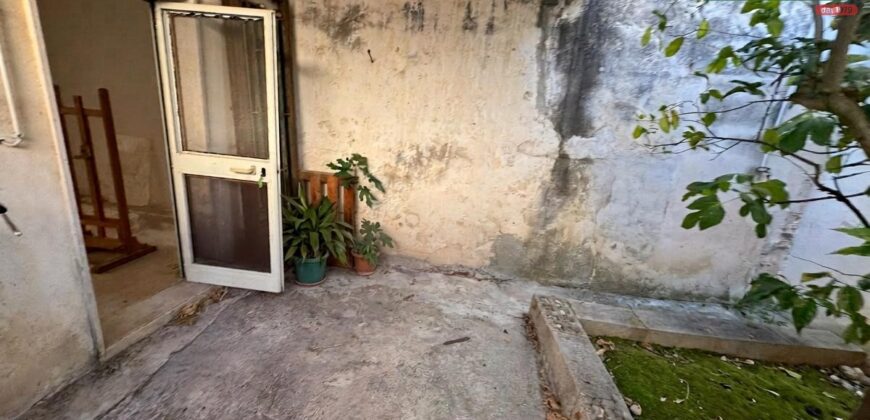 Garage con scoperto retrostante in zona centrale