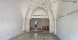 Garage con scoperto retrostante in zona centrale