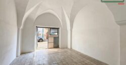 Garage con scoperto retrostante in zona centrale