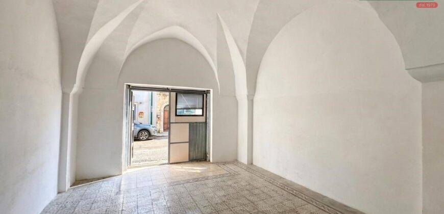 Garage con scoperto retrostante in zona centrale