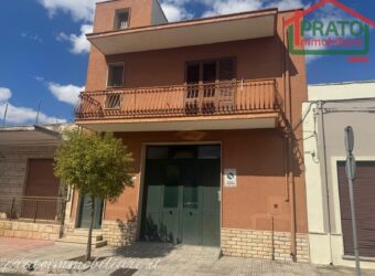 Abitazione in zona centrale con ampio garage